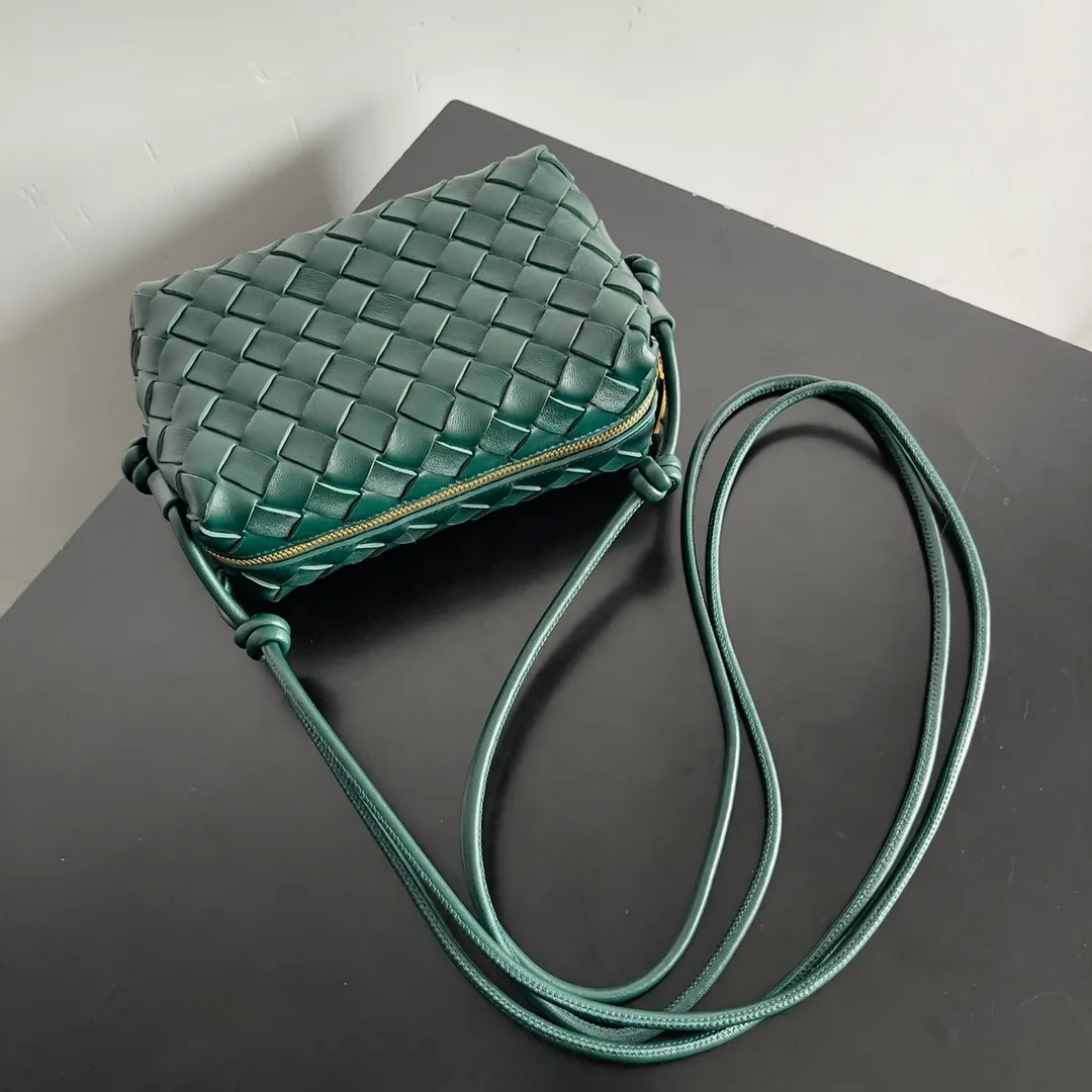 Batch 1560 New version and new color (third generation) 𝗕𝗼𝘁𝘁𝗲𝗴𝗮 𝗩𝗲𝗻𝗲𝘁𝗮———— The latest version of the loop camera bag💥 at the BV King of Cost-Effectiveness counter, large woven texture➕As always, ultra-high-quality lambskin, with zippers and adjustable drawstrings, it is especially suitable for the belly💫It can fit anything, and it is very light in weight. It is suitable for girls of all ages. Size: 17*10*6cm Style number: 723547